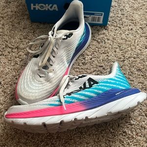 W Hoka Mach 5 Size 7 B